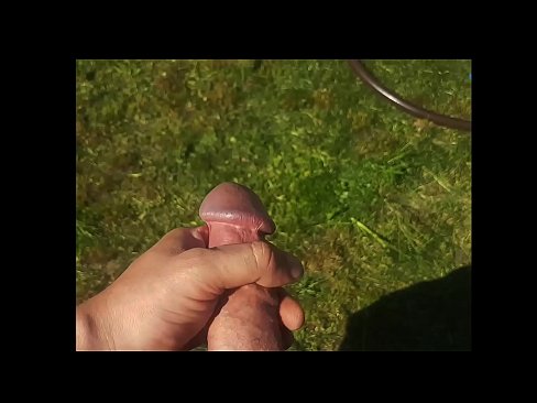 ❤️ Vroča lepotica dobi svojo rožnato pičko, ki jo jebe, in se zraven cmeri s curkom na poletnem vrtu ❤️❌ Porn video pri nas sl.verhentai.ru ﹏